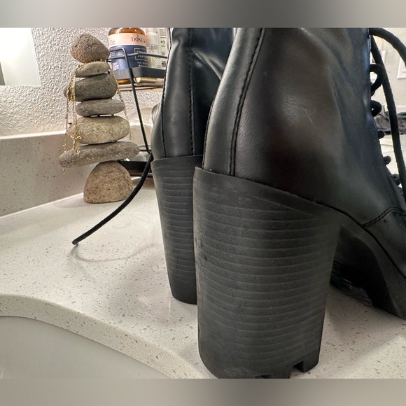 Super cute for fall or winter boot! - Picture 3 of 4